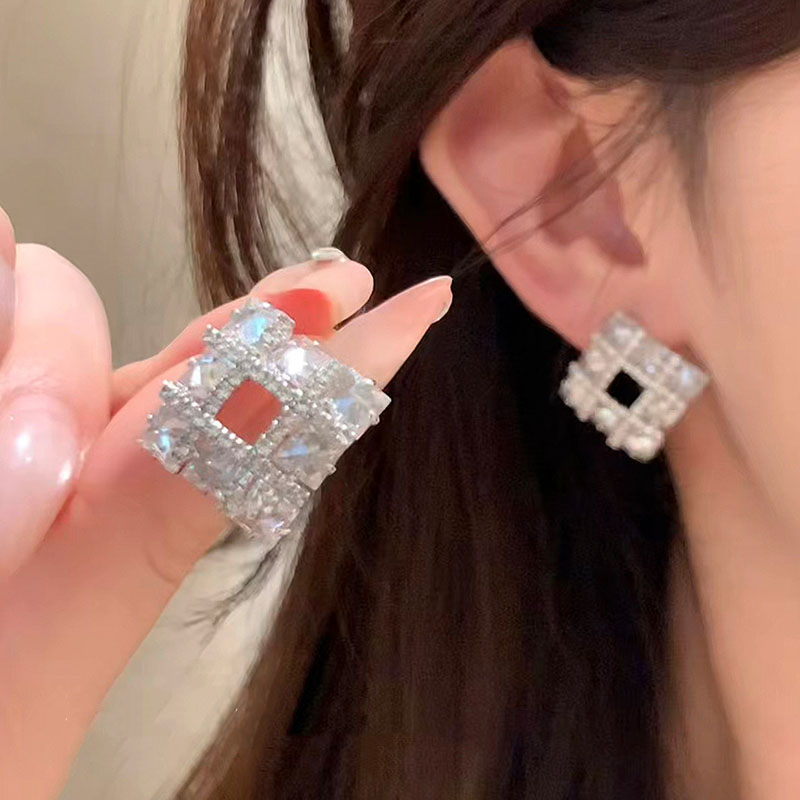 精致高级感银色方形闪锆耳环