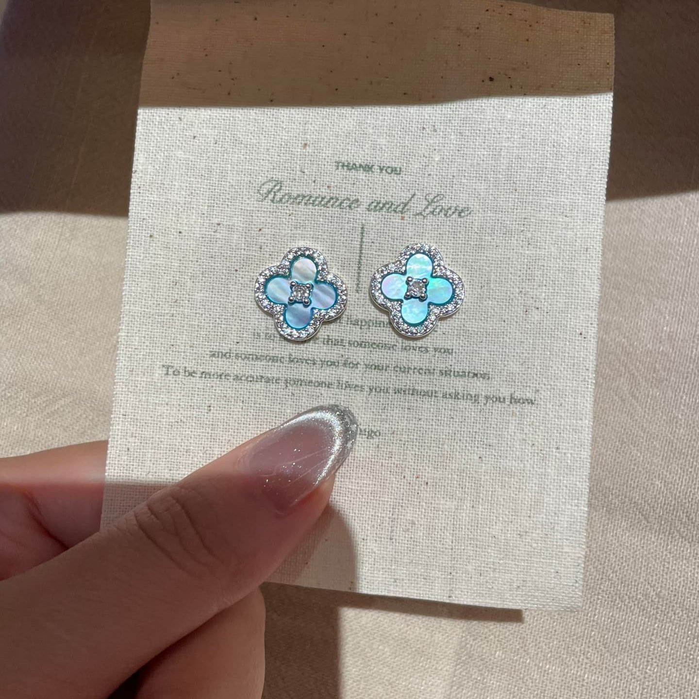 浅海蓝四叶花耳钉设计感时尚