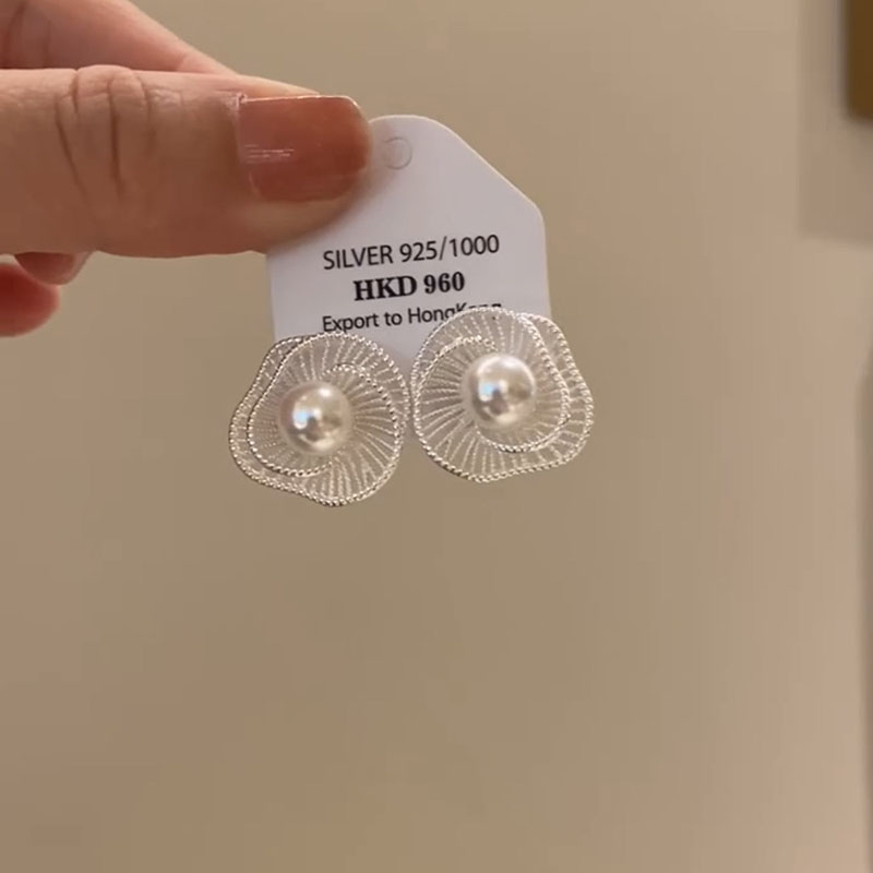 银色镂空花朵珍珠耳钉