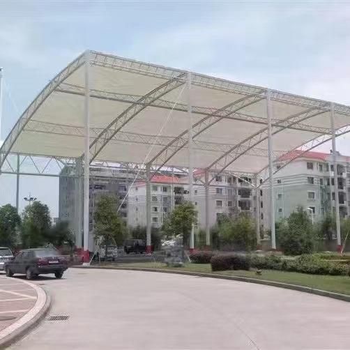 户外休息遮阳防雨棚学校单位张拉膜结构立柱抱柱棚篮球场体育看台