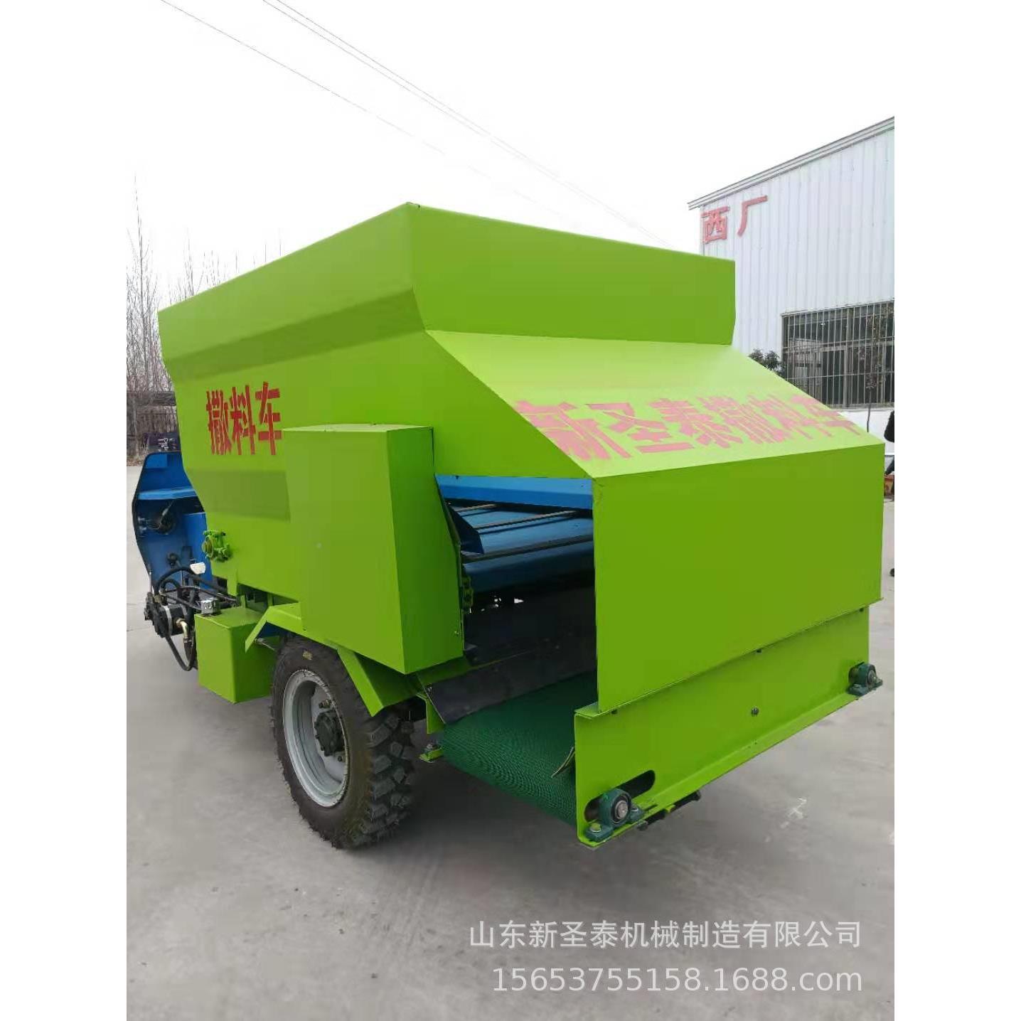 现代化养殖饲喂撒料车OMI车油灵活方便电动撒料5立方柴撒场料车