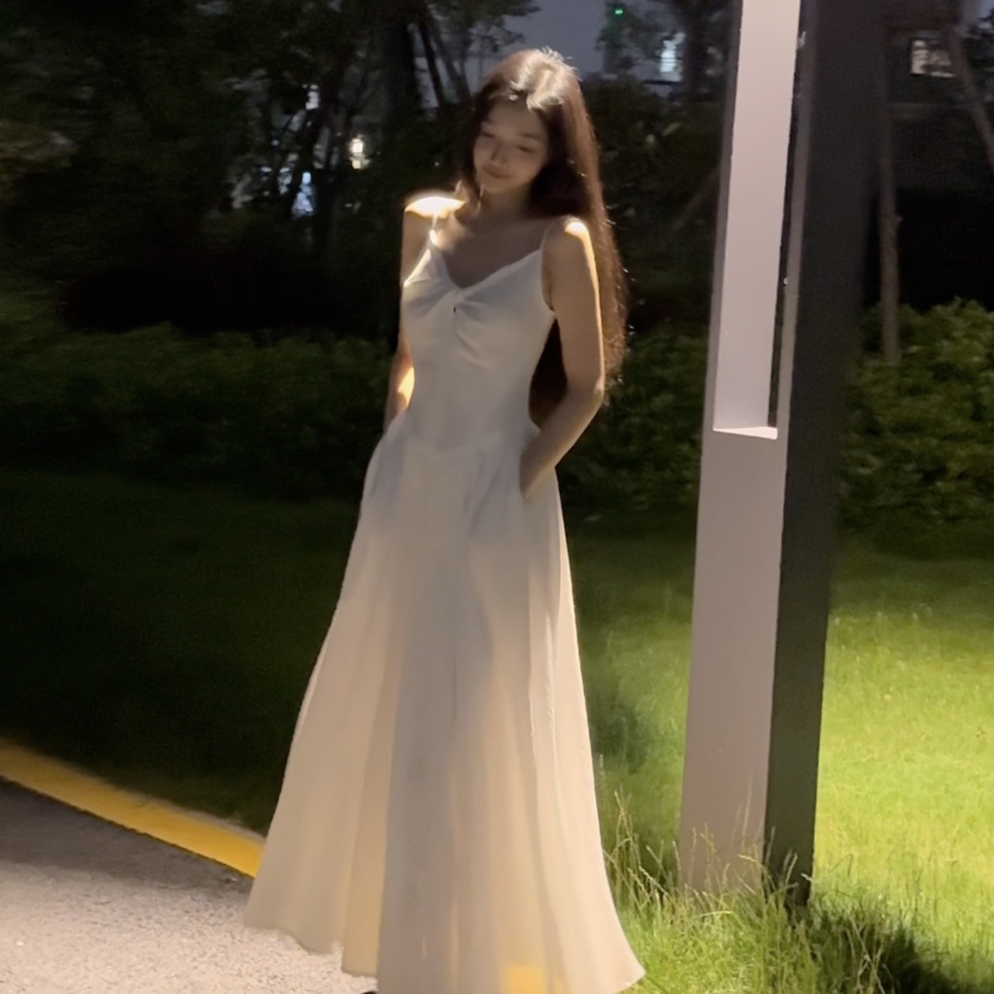 白色吊带连衣裙子女装夏