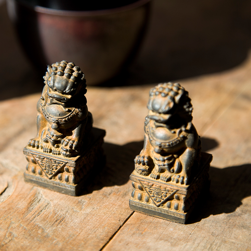 迷你国风铁锈石狮子创意办公桌面小摆件装饰造景摆设树脂茶宠一对