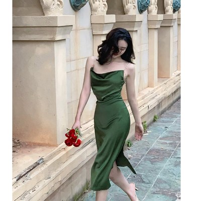 2023法式珍珠吊带裙高级感缎面连衣裙开叉性感荡领锁骨裙甜辣女夏