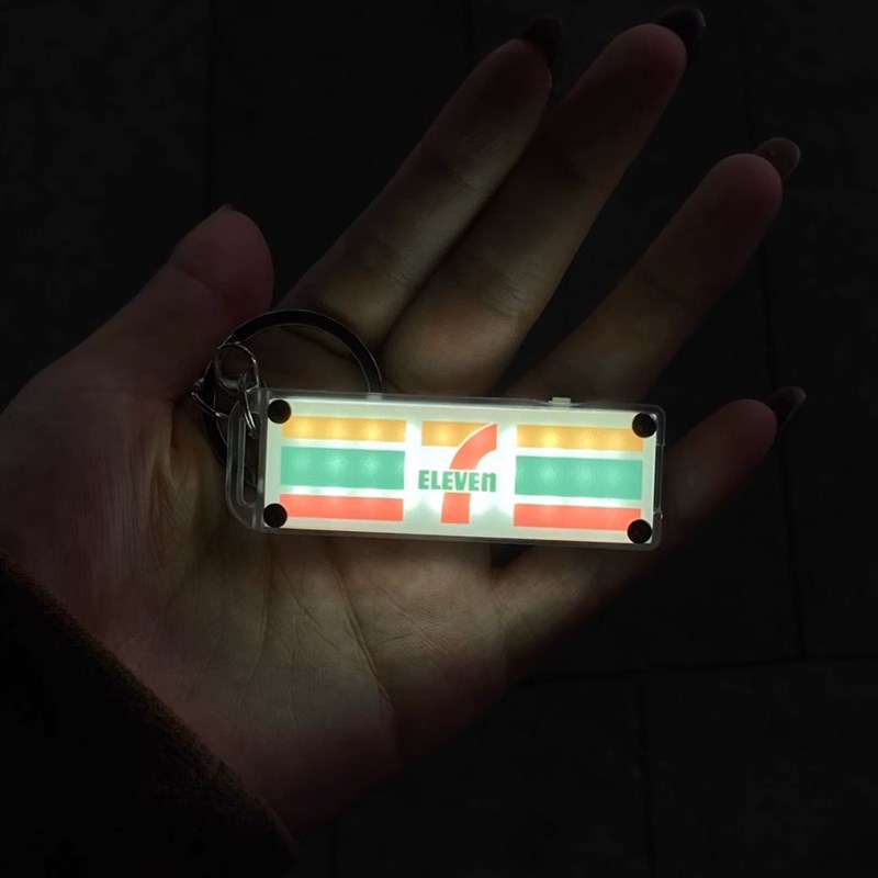 711便利店迷你电气灯钥匙扣电子发光徽章魔术贴背包挂灯露营灯