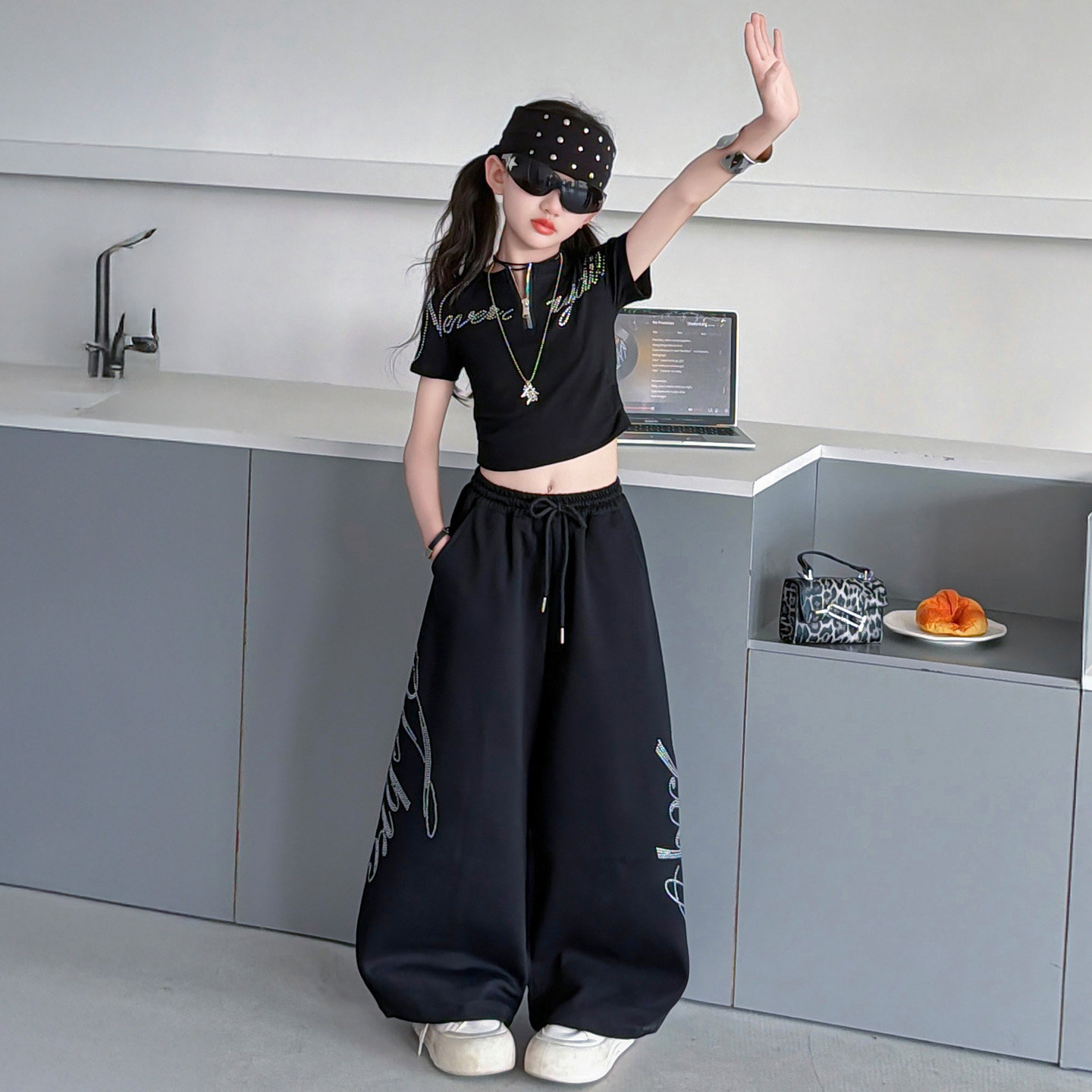 女童爵士舞演出班服黑色短袖嘻哈街舞儿童夏季套装洋气潮酷两件套