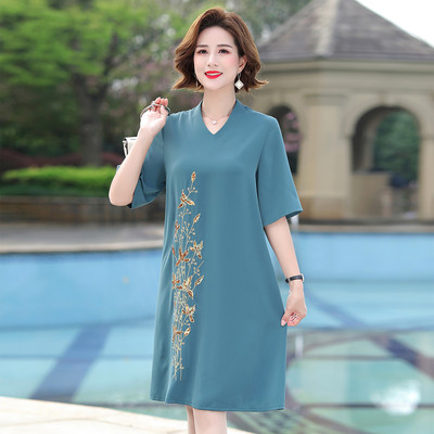台格夏季妈妈装中老年装薄V领绣花中袖中长款宽松连衣裙清仓款