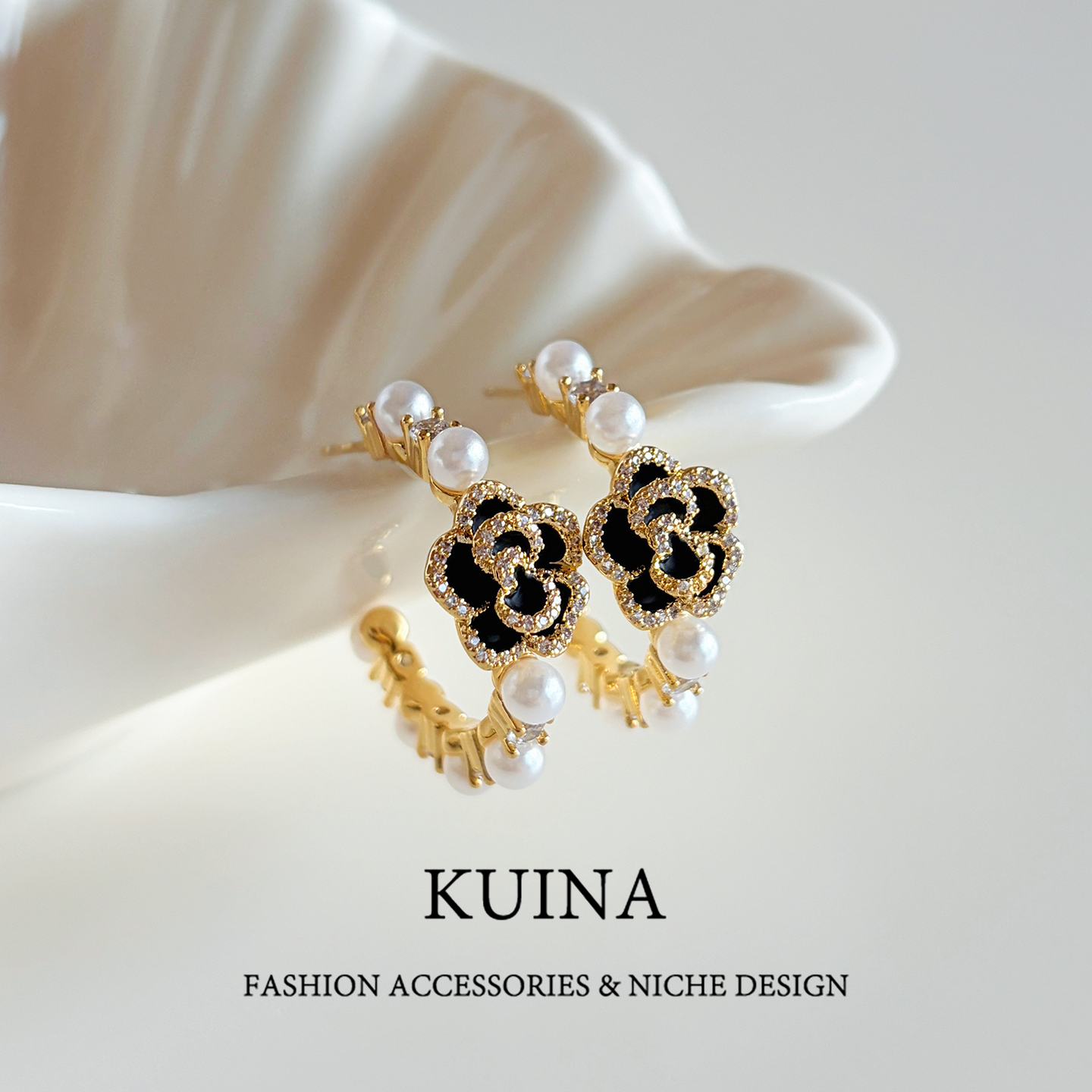 法式轻奢黑色山茶花珍珠C型耳钉