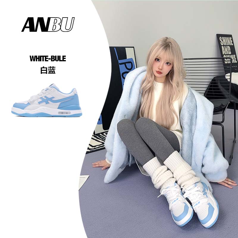 安步2025新款时尚白蓝拼色板鞋