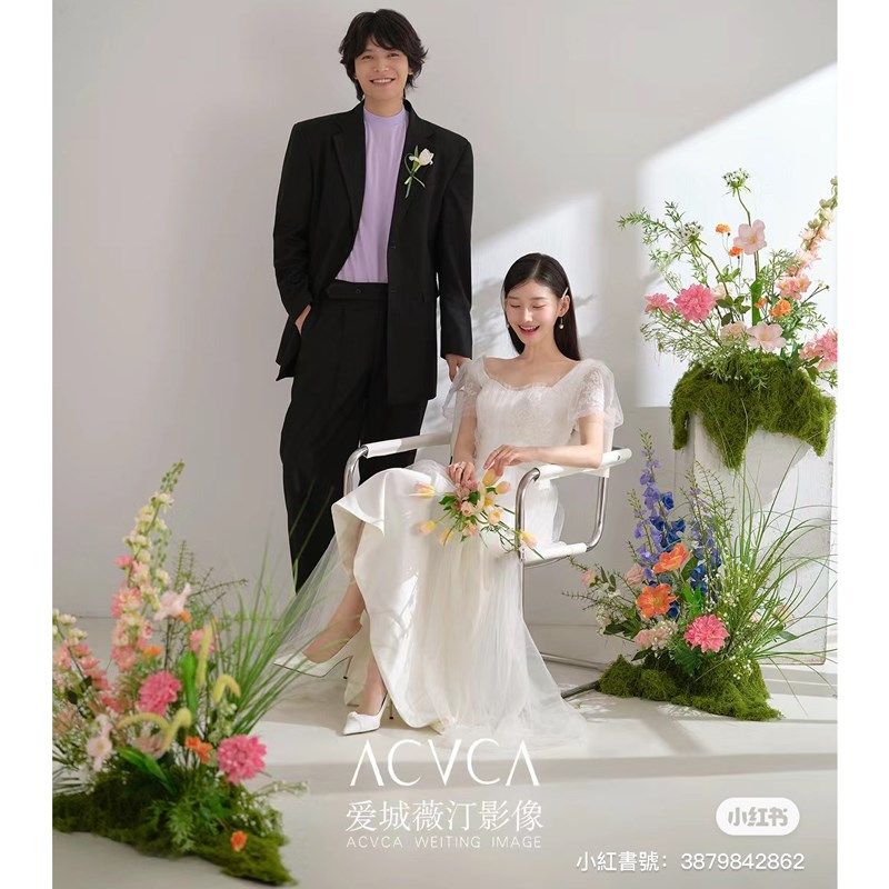 婚纱照室内粉紫色插花仿真花草坪背景装饰摄影道具超大白色蝴蝶结