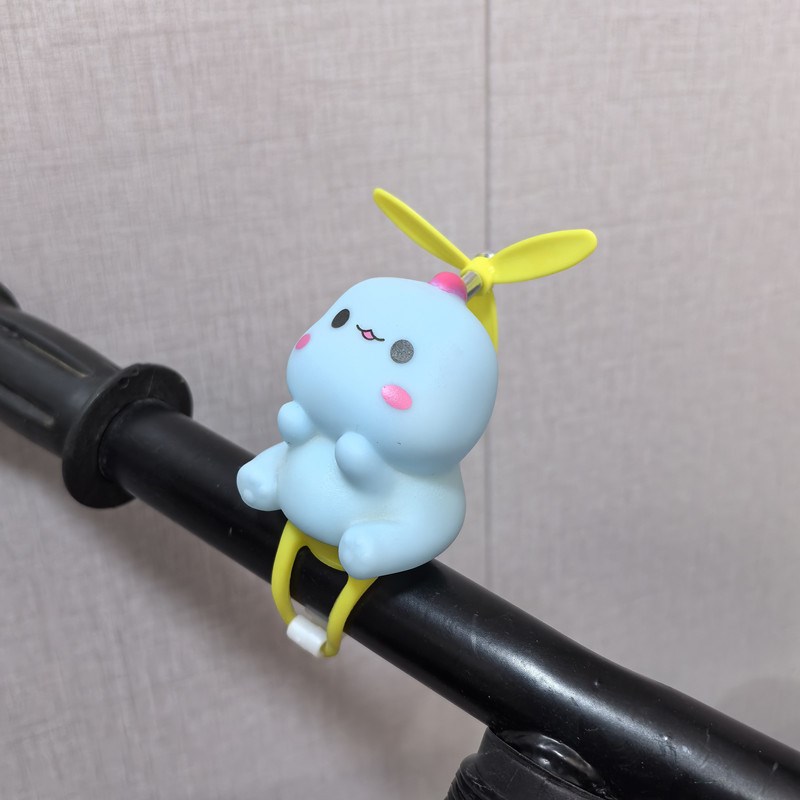 电动车摆件创意可爱小鸡风车竹蜻蜓可发光自行车载电动摩托装饰品