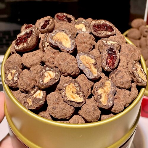 黑巧涂层脏脏坚果巧克力豆