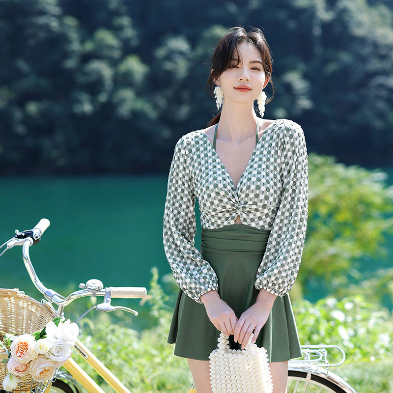 2026新款游泳衣女性感小胸聚拢连体裙式平角保守遮肚显瘦少女温泉