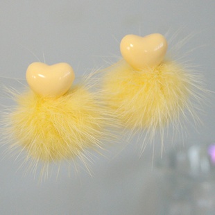 甜美奶黄色爱心毛绒耳环女款温柔显白耳钉轻奢小众设计高级感耳饰