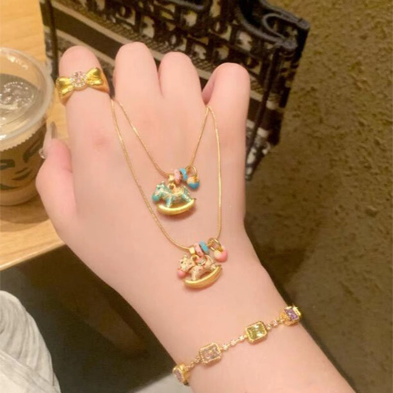 多巴胺旋转木马项链女2026新款爆款吊坠轻奢小众高级感锁骨链配饰