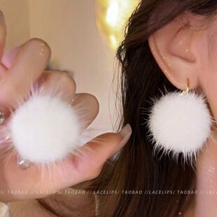 甜美可爱白色毛绒球耳环女2025新爆款秋冬耳钉轻奢小众高级感耳饰