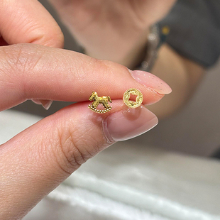 马上有钱金色碎碎冰小马驹钱币耳钉新中式时尚本命年气质简约耳饰