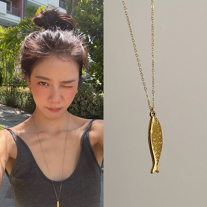 宋妍霏同款金色小鱼吊坠长款项链配饰复古高级感轻奢颈链毛衣链
