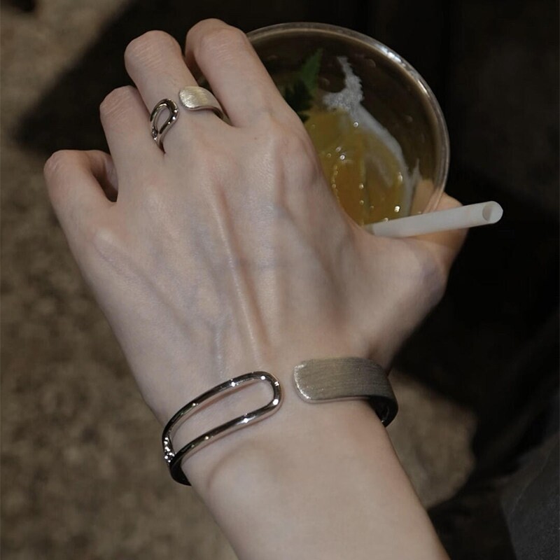 复古银色拉丝亮面半窗手镯女2026新爆款极简风高级感精致气质手饰