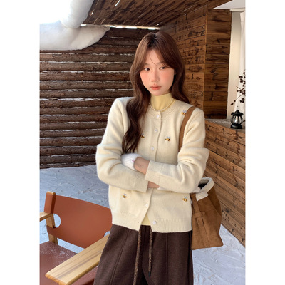 衣尔衫 小蜜蜂 韩系厚款单排扣刺绣少女感毛衣开衫休闲外套0761