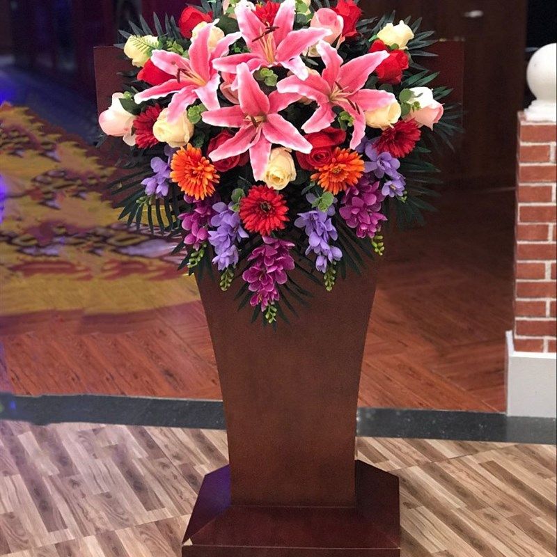 讲台花仿真花演讲台花束主席台假花挂式下垂仿真绢花会议桌花摆花图片