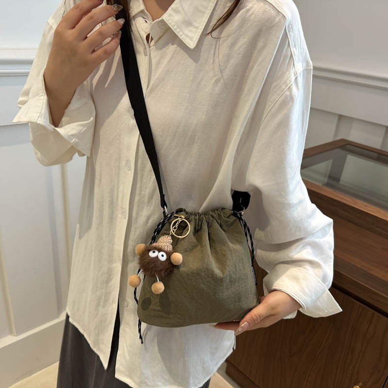 超火休闲尼龙布水桶包包女2025新款潮夏天学生上课单肩斜挎包小包