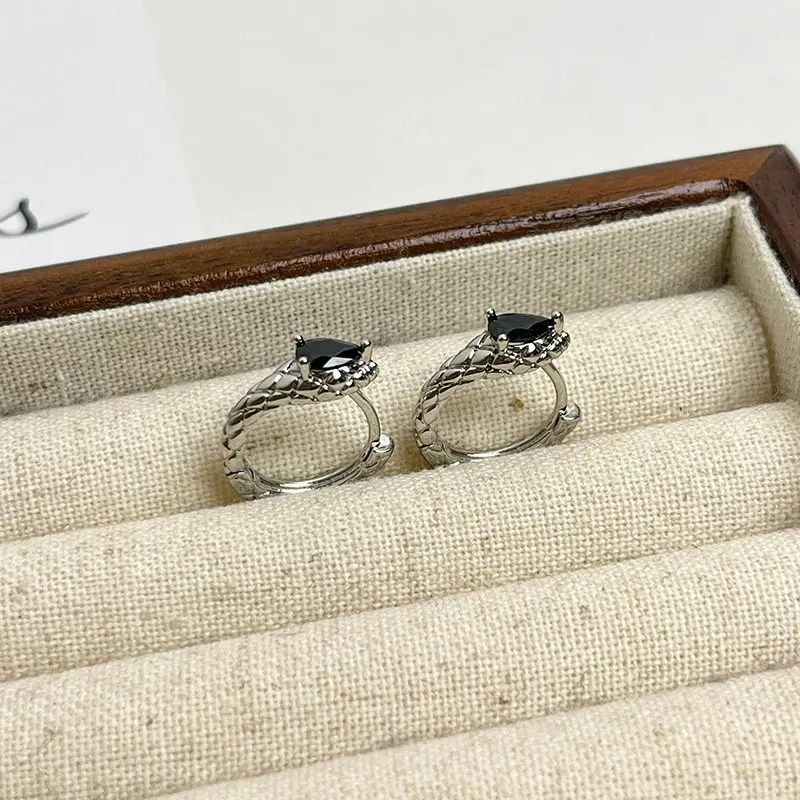 甜酷个性蛇形耳扣黑钻银色冷淡风小众设计耳环时尚百搭简约耳钉女