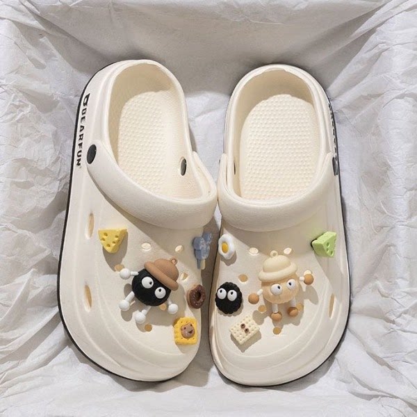 踩屎感洞洞鞋女夏外穿防滑包头网红沙滩厚底2026新款软底卡通拖鞋