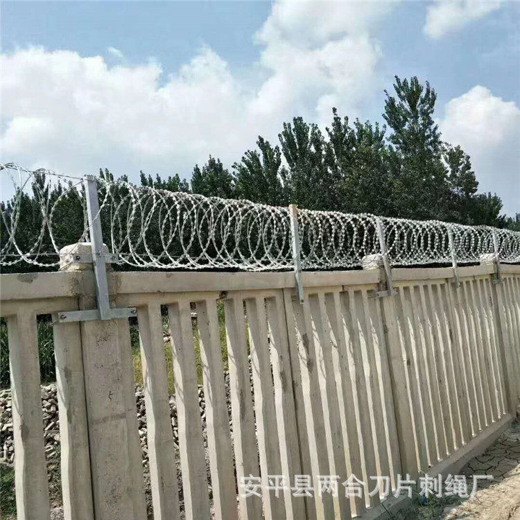 刺线铁路盗带刺钢丝网螺旋热镀锌刀片刺绳量大从优