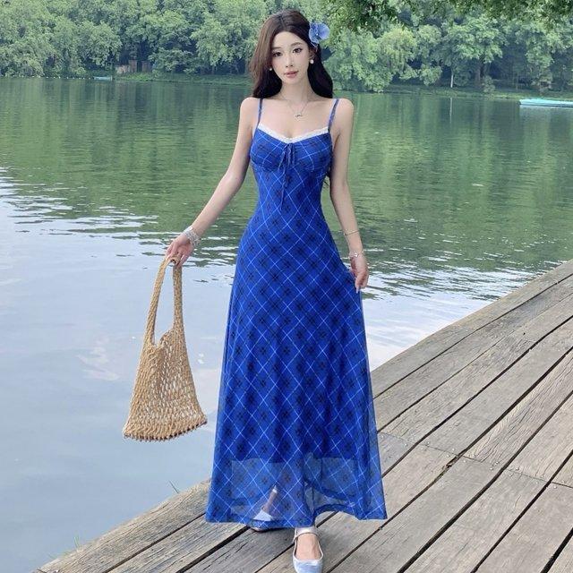 法式温柔度假风蕾丝花边格子吊带性感V领收腰显瘦长裙气质连衣裙