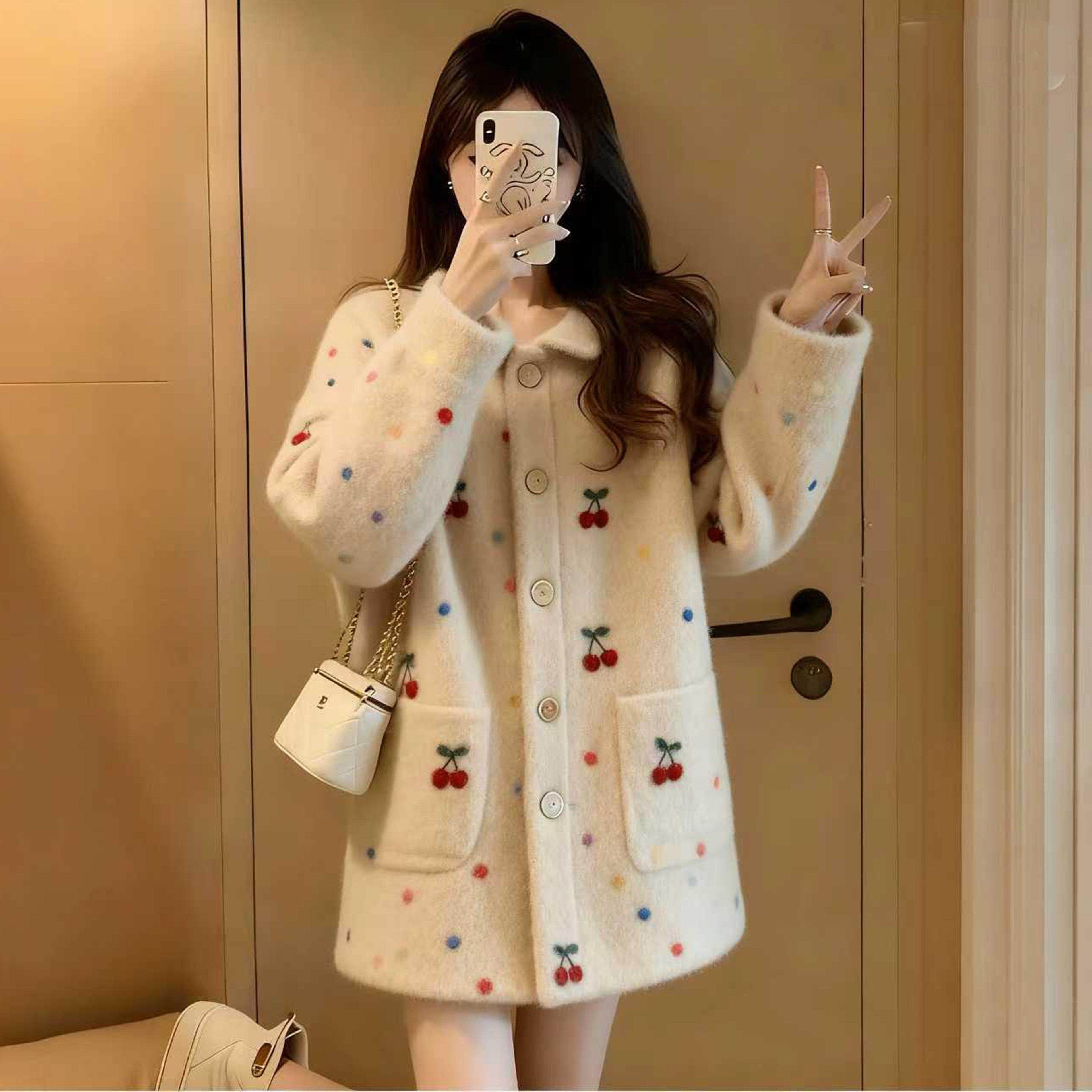 2026新款樱桃刺绣毛呢外套女中长款开衫通勤气质童趣风,女装/女士精品,常规大码外套,淘宝优惠券,粉丝福利购,淘宝优惠卷