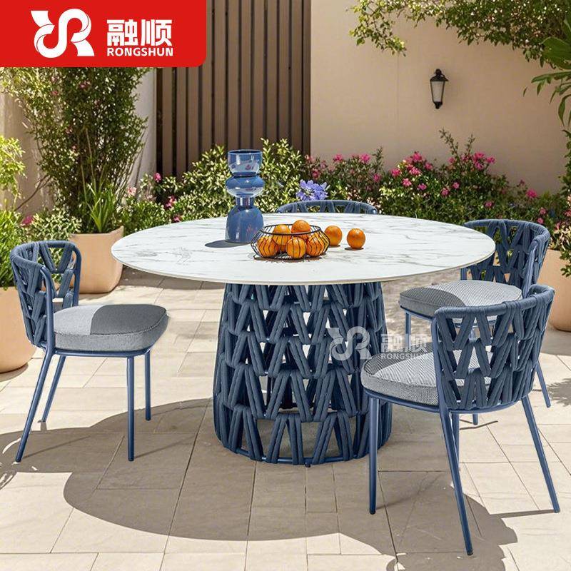 户外桌椅庭院别墅花园日晒雨淋休闲藤椅露台岩板餐桌室外圆桌椅子
