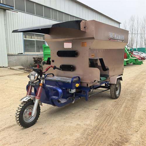 源头厂家牛羊撒料车电动环保低噪音小型牛场羊场移动5方喂料车