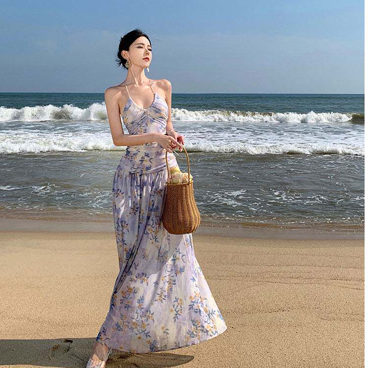 多巴胺海岛穿搭绝美沙滩裙超仙巴厘岛度假碎花挂脖连衣裙女夏收腰