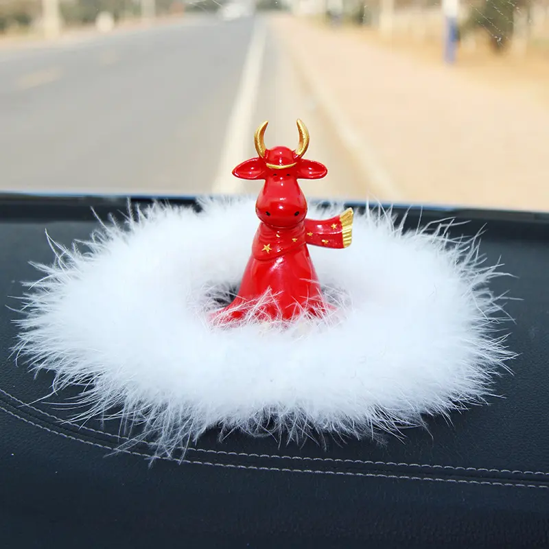 2025汽车摆件车内装饰品车载创意羽毛垫车上吉祥物可爱简约饰品