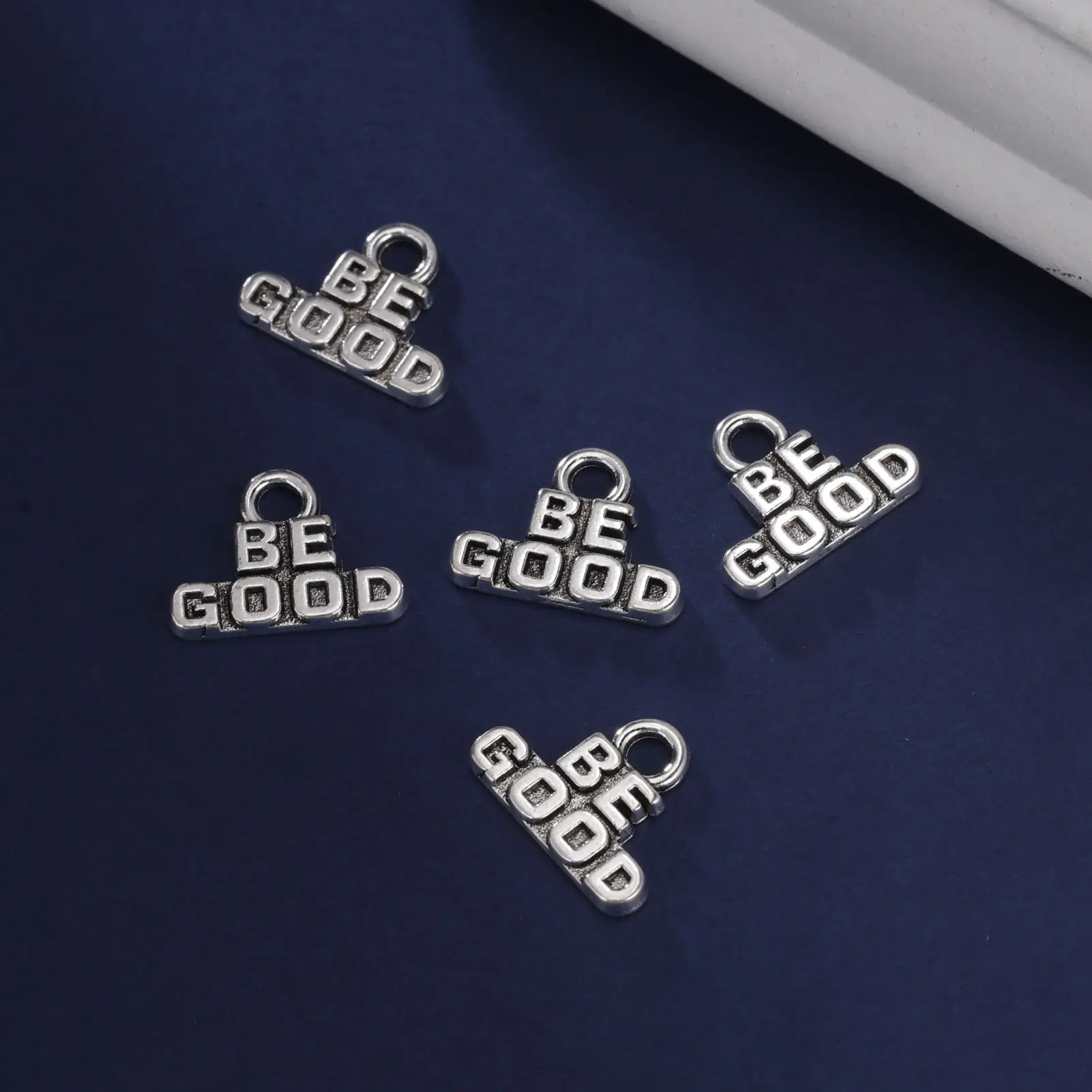 直销锌合金纯英文字母be good 标牌项链箱包耳环挂件