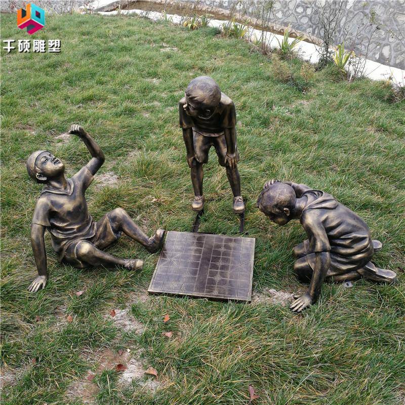 玻璃钢雕塑仿铜现代小孩人物童趣下象棋户外城市园林景观雕塑摆件