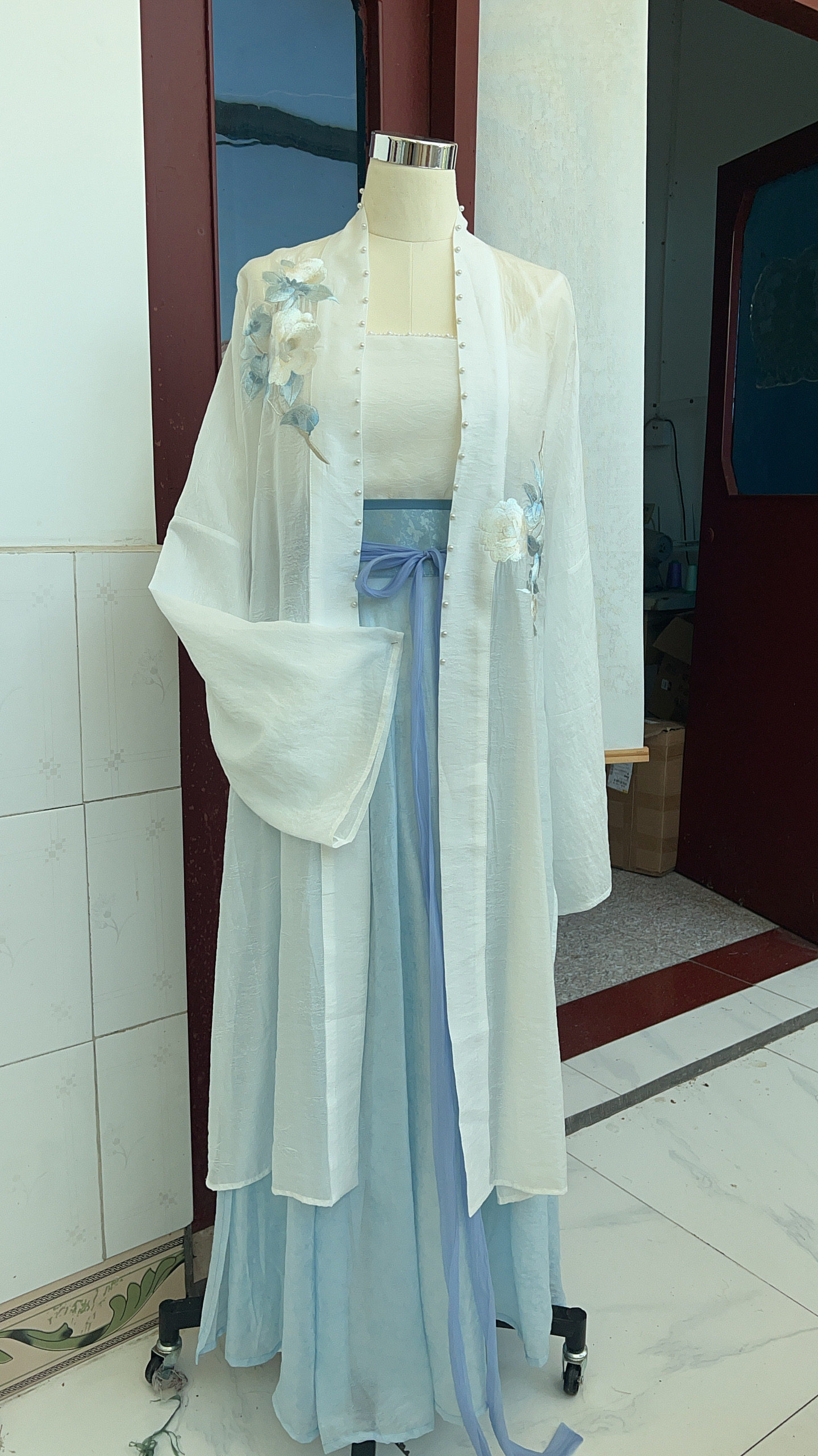 秦楼一梦白山茶宋制褙子天丝提花汉服套装