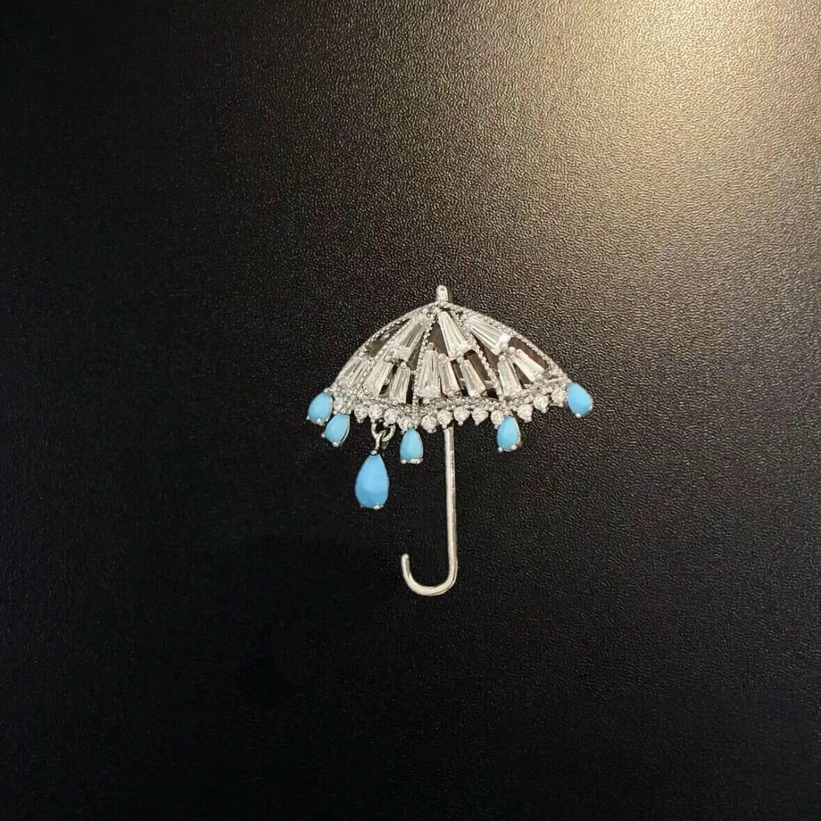 清透蓝水滴小雨伞胸针女梯方钻镂空伞面守护寓意西装大衣精致别针
