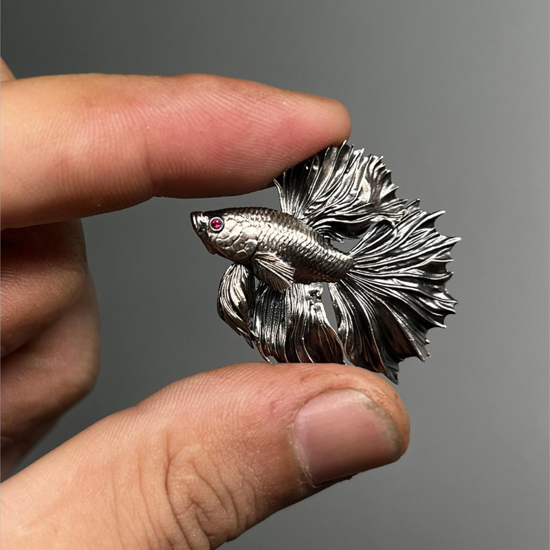 「银尾逐澜」手工錾刻银色斗鱼胸针立体飘逸尾鳍粉宝点睛艺术吊坠