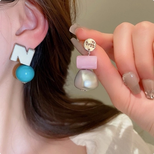 度假风不对称独特耳环2025新款爆款高级感耳饰适合方圆脸的耳钉女