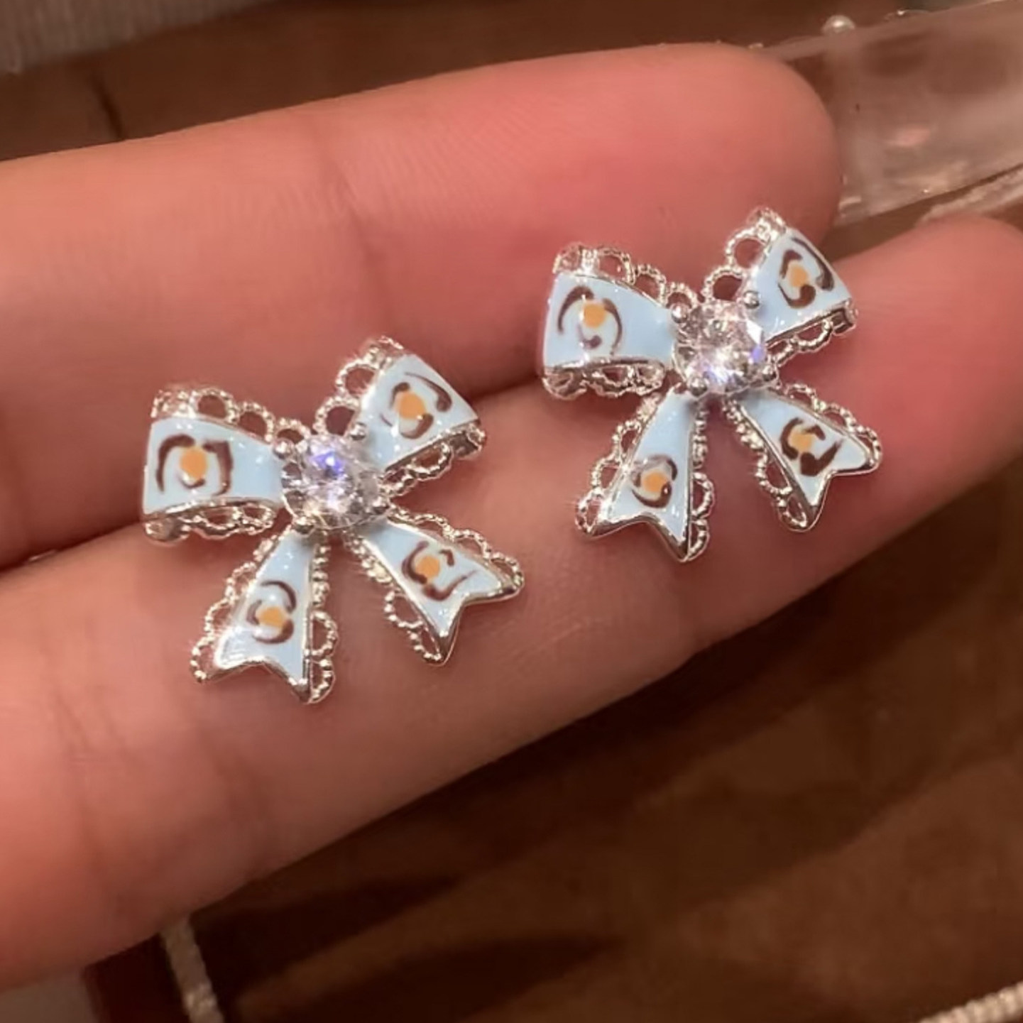 蓝色仿闪钻豹纹蕾丝蝴蝶结耳钉