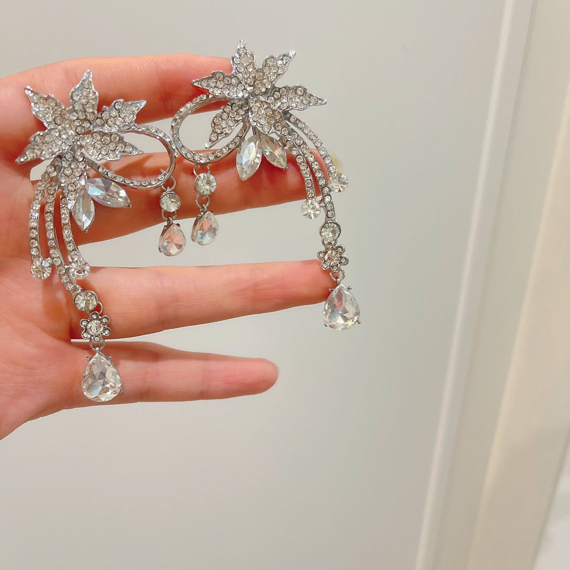 重工轻奢耳环高级感闪钻花朵耳骨夹婚纱晚礼服无耳洞耳饰2025新款