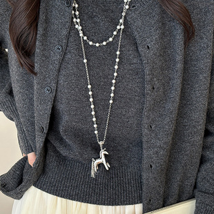 白色珍珠串珠小马吊坠挂脖项链女时尚气质百搭毛衣链秋冬独特配饰