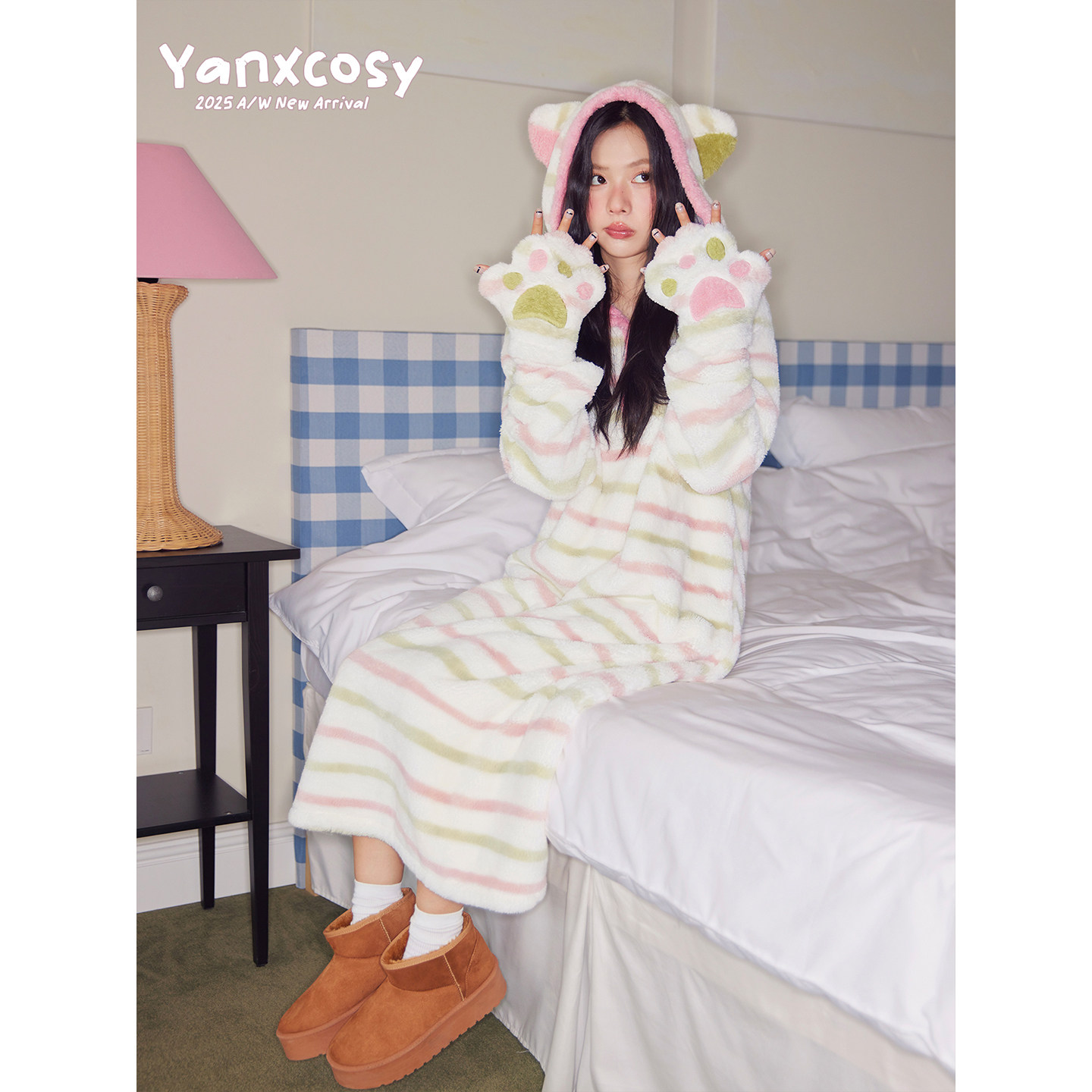 YANXCOSY2025新款秋冬雪妃绒猫爪手套条纹连帽睡裙女家居服可外穿