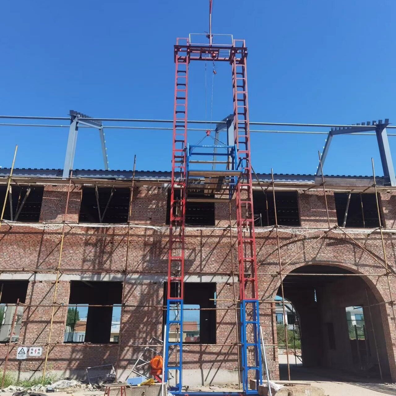 施工升降机工地盖房盖楼电梯升降机两柱一笼物料提升机物料升降机