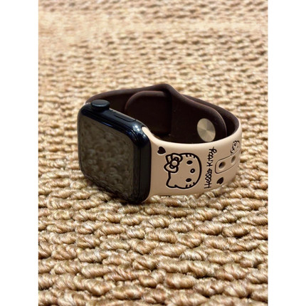 撞色KT猫适用applewatch硅胶表带iWatch11/10/9/8凯蒂猫印花蝴蝶扣柔软苹果手表ultra运动透气可爱腕带女秋冬