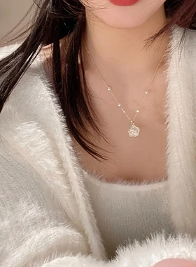 奶欲初恋珍珠花朵项链女轻奢小众毛衣链锁骨链设计感级颈链配饰