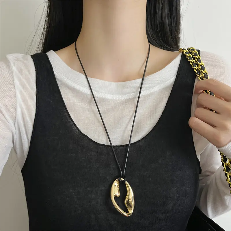 欧美轻奢小众设计金色t字镂空吊坠皮绳项链高级感长款毛衣链配饰