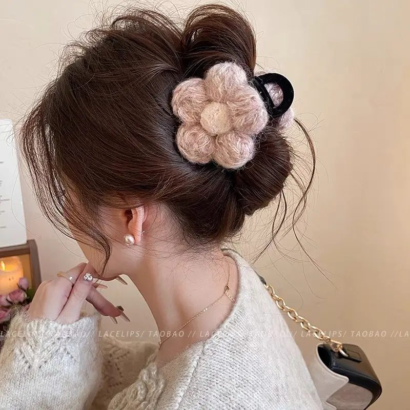 冬日毛绒花朵抓夹女2024新款高级感夹发夹后脑勺盘发夹子发饰